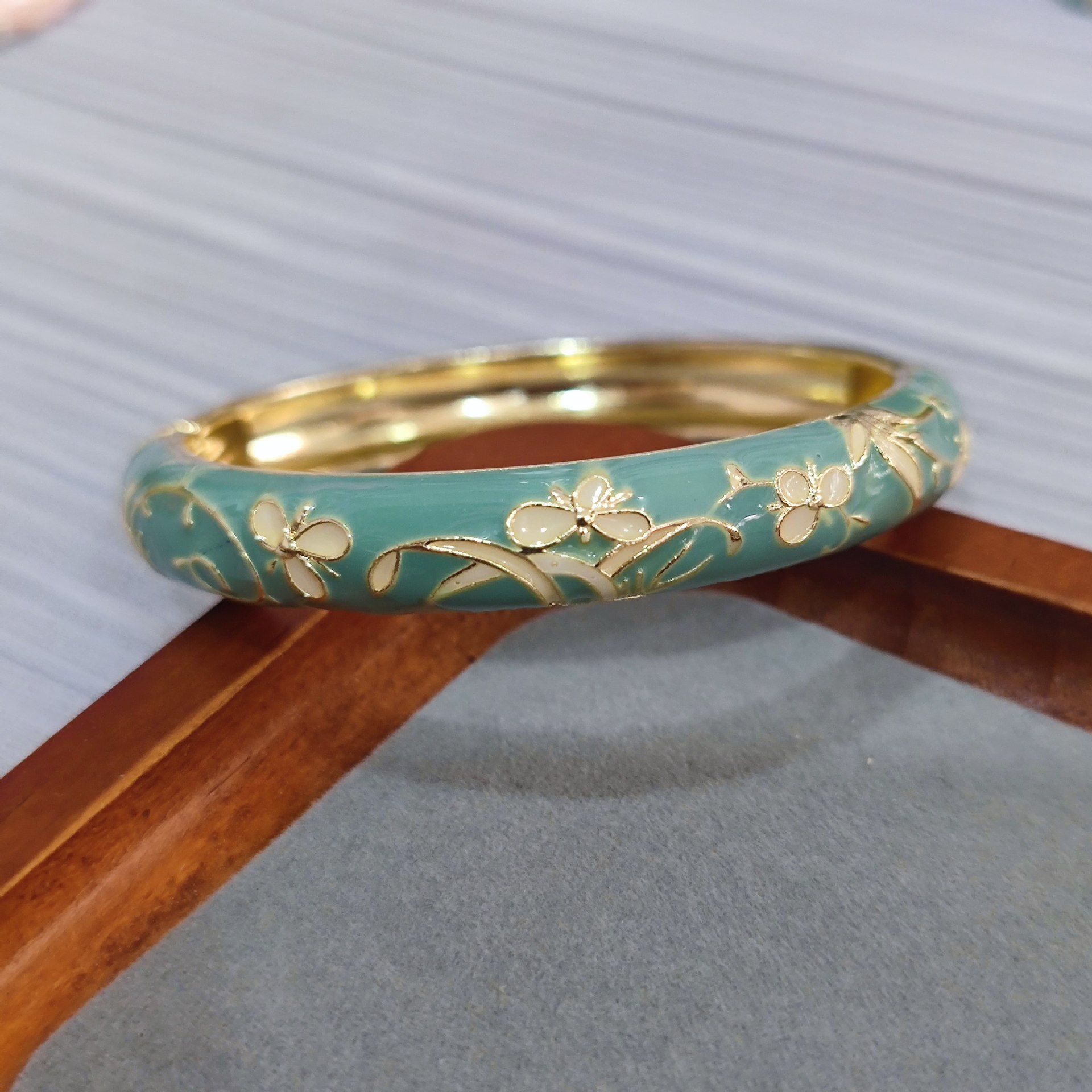 Open cuff bangle Enamel floral - Coordinates Bracelet recension och pris